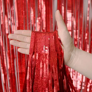 Détail du rideau de pluie holographique rouge scintillant pour décorations de fête