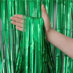 Détail montrant la texture et la souplesse des rideaux à franges vertes à paillettes laser