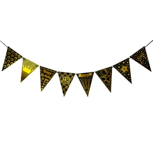 Détail de fanions noir et or pour 18e anniversaire avec couronnes et motifs