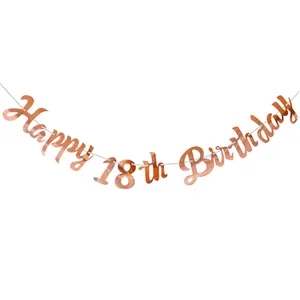 Κοντινό πλάνο μεταλλικού πανό Happy 18th Birthday σε ροζ χρυσό με γυαλιστερά γράμματα σε σχοινί