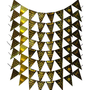 Détail de fanions d'anniversaire noir et or avec chiffres d'âge dorés et motifs d'étoiles