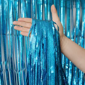 Détail du rideau à franges bleu laser brillant avec une haute densité et texture métallique