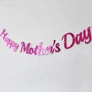 Pancarta Happy Mother's Day rosa metalizado colgada sobre un fondo blanco limpio