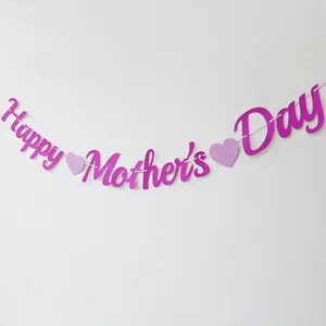 Pancarta morada brillante Happy Mother's Day con corazones en cuerda rosa decoración