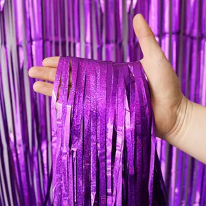 Gros plan du rideau à franges violet laser montrant la texture métallique et le drapé