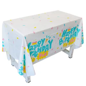 Detalle de mantel desechable impermeable con texto Happy Birthday y dibujo de tarta