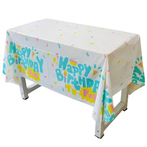 Detalle de mantel de cumpleaños desechable impermeable con letras coloridas de Happy Birthday