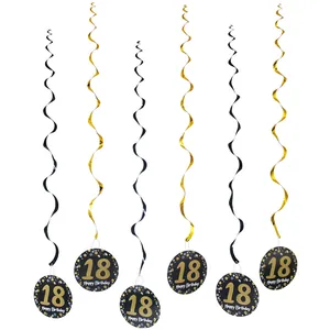 Nahaufnahme der schwarz-goldenen Deckenhänger zum 18. Geburtstag mit runden Karten