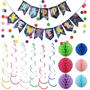 Vue détaillée du kit de fête Nouvel An avec bannières, spirales et boules alvéolées
