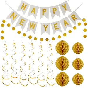 Vue à plat du kit de décoration Happy New Year doré avec bannières, spirales et boules alvéolées