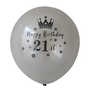 Detail van grijze verjaardagsballon met Happy Birthday 21 print en kroonicoon