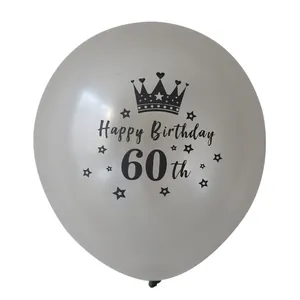 Zilveren ballon voor 60e verjaardag met Happy Birthday tekst en kroonprint op wit