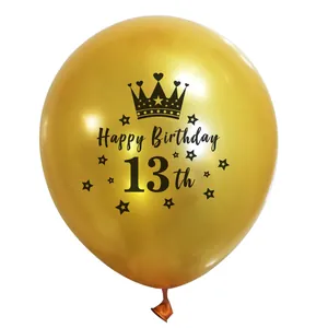 Detail van een gouden ballon voor 13e verjaardag met kroonmotief en tekstprint