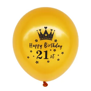 Detailweergave van een gouden ballon voor de 21e verjaardag met kroon en sterren