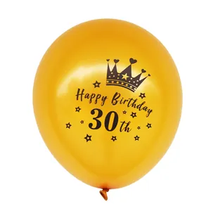 Detail van 12 inch gouden latex ballon met kroonontwerp voor een 30e verjaardag