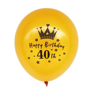 Detail van een gouden latexballon voor 40e verjaardag met kroon en sterrenprint