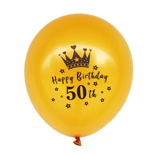 Detail van een gouden latex ballon met kroonmotief en Happy Birthday 50e tekst