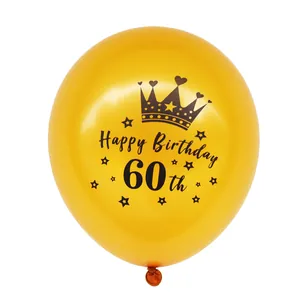 Detail van gouden 60ste verjaardag ballon met zwarte kroon en sterren bedrukking