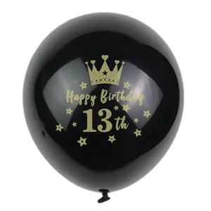 Detail van een 12-inch zwarte en gouden ballon met kroonontwerp voor 13e verjaardag