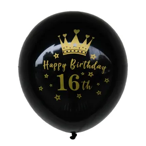 Detail van zwarte ballon voor 16e verjaardag met gouden kroon en tekstprint