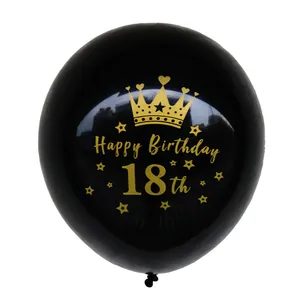 Detail van 18e verjaardag zwarte latex ballon met gouden kroon en sterren print