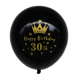 Detail van zwarte latex ballon voor 30e verjaardag met gouden kroon en ster decoratie