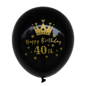 Detail van zwarte latex ballon voor 40e verjaardag met gouden kroon en sterrenprint