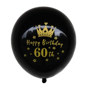 Detail van 12 inch zwarte latex ballon met gouden kroon en print voor de 60e verjaardag