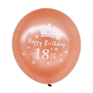 Detail van rosé gouden 18e verjaardag ballon met kroon- en sterrenprints voor feesten