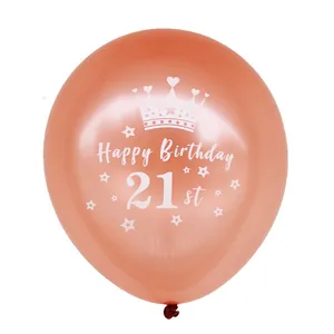 Detail van een 12-inch roségouden ballon voor 21e verjaardag met kroonopdruk