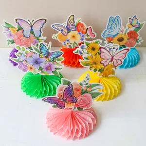 Centrotavola a nido d'ape con farfalle e fiori per decorazioni di feste primaverili