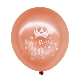 Detail van roségouden ballon voor 30e verjaardag met kroon en sterrenprint