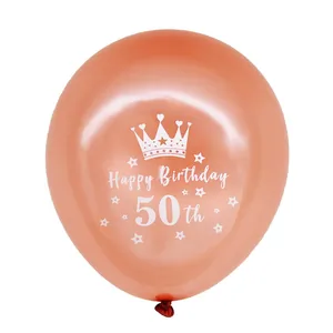 Detailopname van roségouden ballon voor 50e verjaardag met kroon voor feestdecoratie