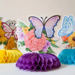 Dettaglio di centrotavola a nido d'ape con farfalle per decorazioni da festa