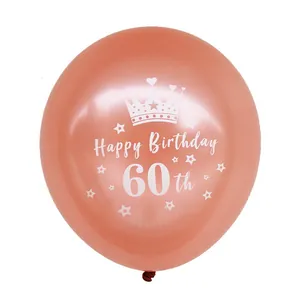 Detail van 60e verjaardag ballon in roségoud met witte kroon en sterren bedrukking
