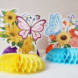 Dettaglio dei centrotavola in carta a nido d'ape con farfalle e fiori per decorazioni