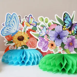 Dettaglio di centrotavola a nido d'ape con farfalle e fiori colorati per decorazioni