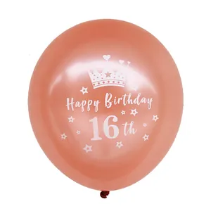 Detail van rosé gouden latex ballon met witte kroon en 16e verjaardag bedrukking