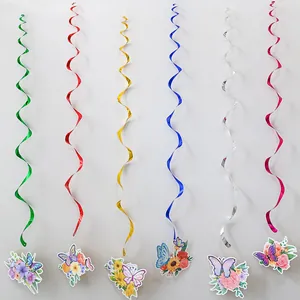 Dettaglio di spirali metalliche colorate con ritagli di farfalle e fiori vivaci