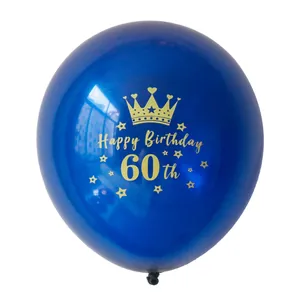 Detail van nachtblauwe 60e verjaardag ballon met gouden kroon en sterrenpatronen
