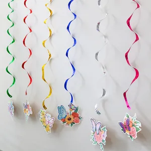 Dettaglio di decorazioni a spirale in PVC con farfalle e fiori in carta colorata