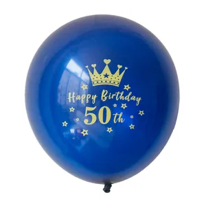 Detail van 50ste verjaardag ballon met gouden kroon op marineblauw latex