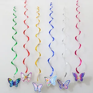 Dettaglio di decorazioni a spirale con farfalle colorate per feste di compleanno