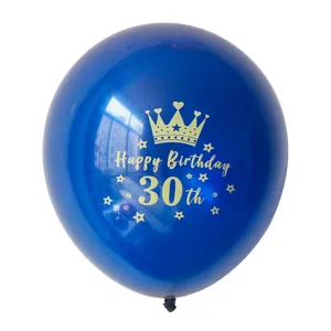 Donkerblauwe latex ballon 30 jaar met gouden kroon en sterren print voor verjaardagsfeest