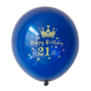 Detailopname van een marineblauwe ballon voor 21e verjaardag met gouden kroon en sterren