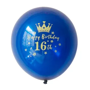Detail van marineblauwe ballon voor 16e verjaardag met gouden kroonopdruk