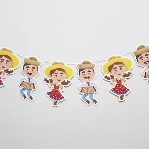 Λεπτομέρεια από γιρλάντες Festa Junina με χαρακτήρες κινουμένων σχεδίων που παίζουν ακορντεόν