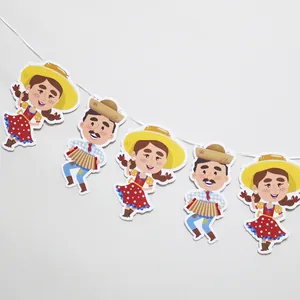 Λεπτομέρεια banner Festa Junina με χαρακτήρες κινουμένων σχεδίων σε λευκό σχοινί