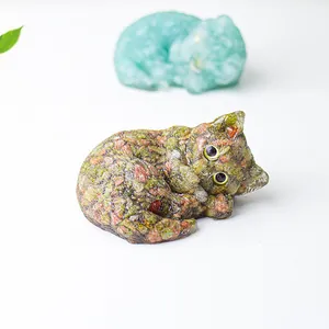 Dettaglio macro di gatto dormiente in resina con cristalli naturali colorati inclusi