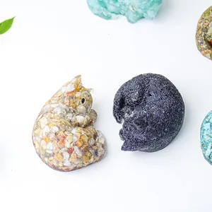 Dettaglio di gatti decorativi in resina riempiti con cristalli naturali colorati